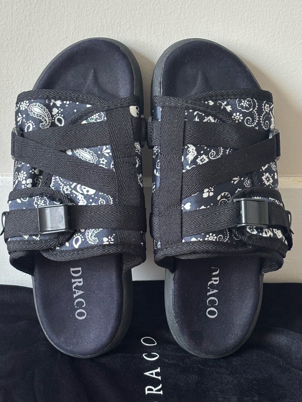 Draco Men's Black and White Bandanna Slides Size: 9/10